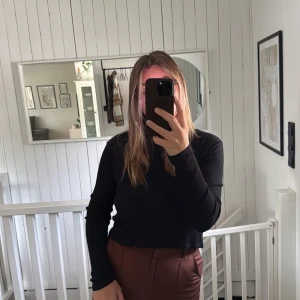 Svart ribbad croppad tröja - Långärmad tröja från lager 157, står att det är storlek XL men skulle mer säga att det är en M isåfall så väldigt liten i storlek😊