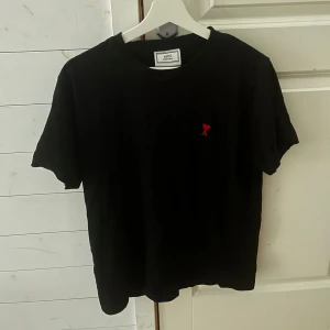 Svart t-shirt från Ami Paris - Svart t-shirt från Ami Paris i fint skick! Storlek M. Hör gärna av er vid ytterligare frågor🤝🏻