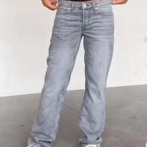 Lågmidjade gråa jeans  - Skitsnygga Lågmidjade gråa jeans. Jättefint skick. Nypris 499kr