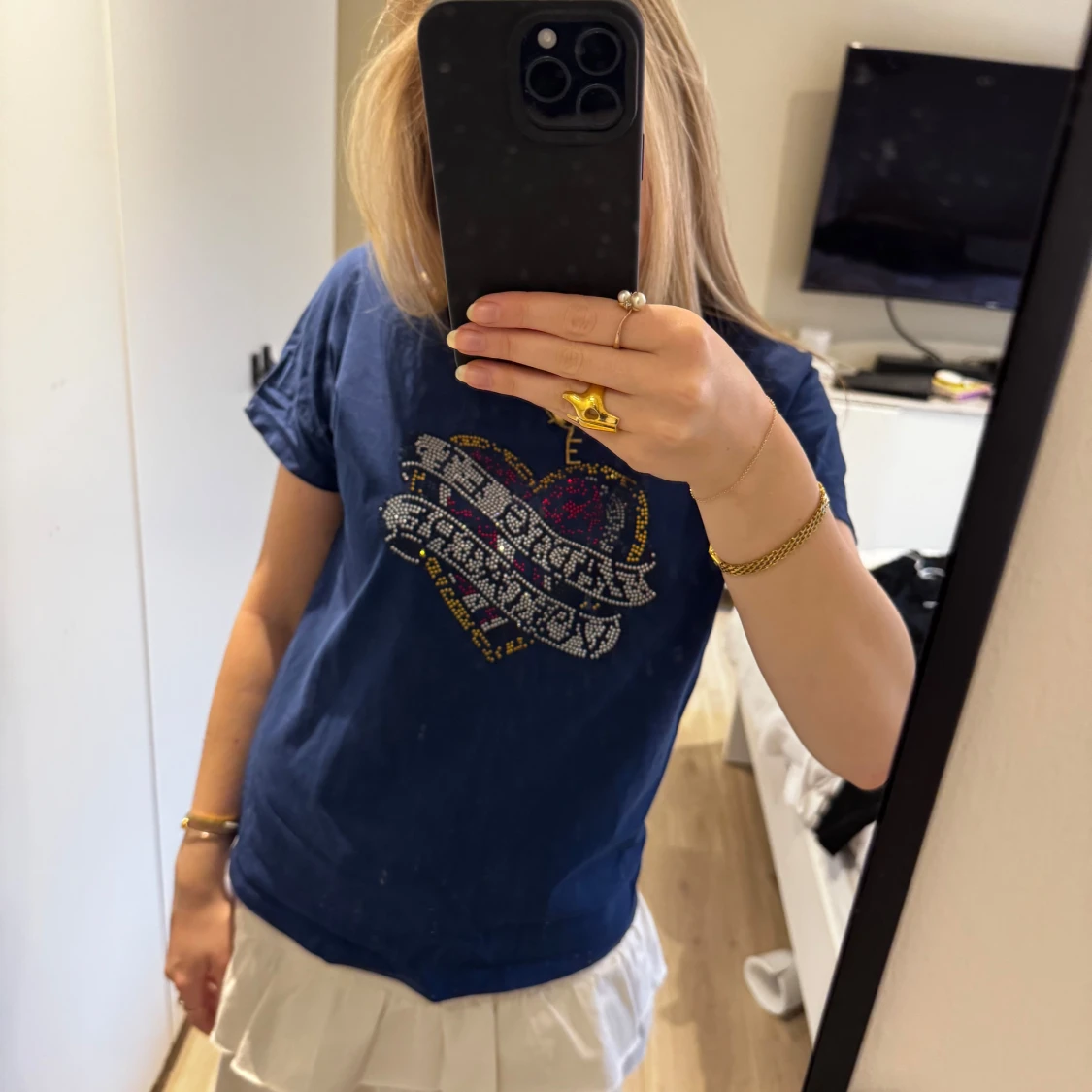 Mörkblå t-shirt med hjärtmotiv