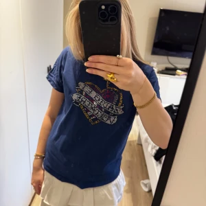 Mörkblå t-shirt med hjärtmotiv - Snygg mörkblå t-shirt från Zadig & Voltaire. Ganska bra skick förutom att vissa stenar har ramlat av. Men den har inga hål och är fortfarande väldigt fin! Säljer pågrund av att den ej används så mycket💗