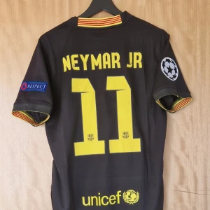 Neymar Jr fotbollströja Barcelona 13-14  - Neymar Jr Barcelona repIika fotbollströja 13-14. Helt ny med tag. Storlek: Medium