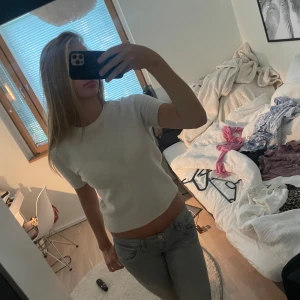 Vit stickad kortärmad tröja - Säljer en vit stickad tröja med korta ärmar och rund hals🥰 Perfekt gör t.ex skolan! Jätteskön på!