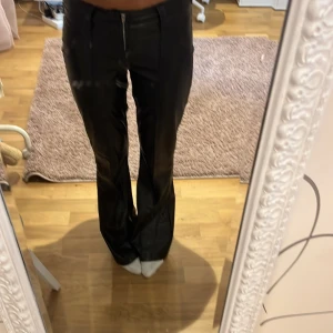Skinnbyxor  - Säljer mina bootcut skinnbyxor då de är lite långa för mig (är 163 cm💕). Strl xxs