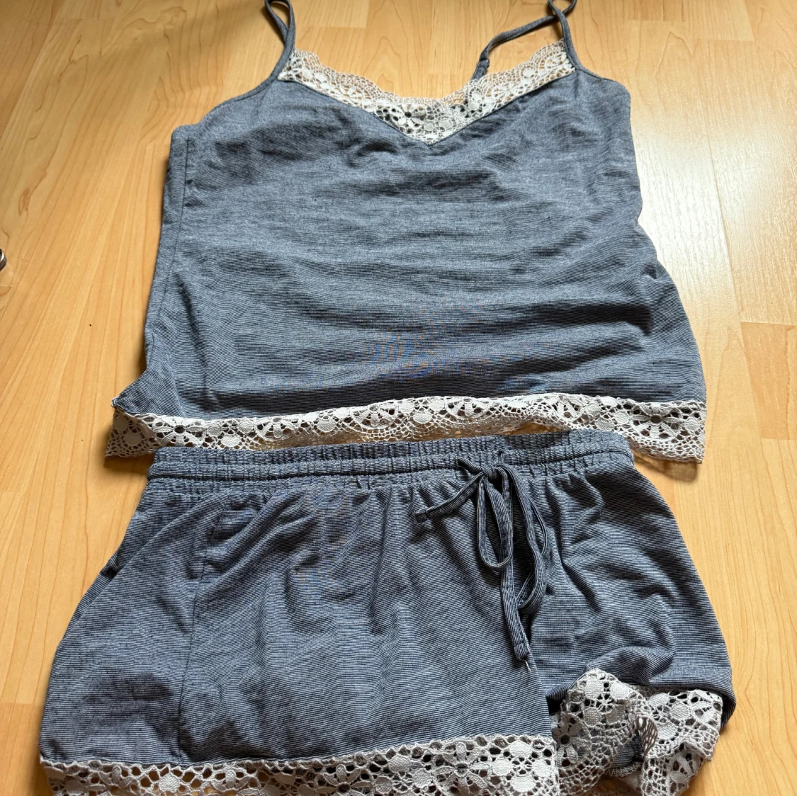 Grå linnetopp och shorts med spets från Anna Field - 2