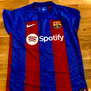 FC Barcelona tröja - Säljer en officiell FC Barcelona matchtröja från Nike med Lewandowski och nummer 9 på ryggen. 