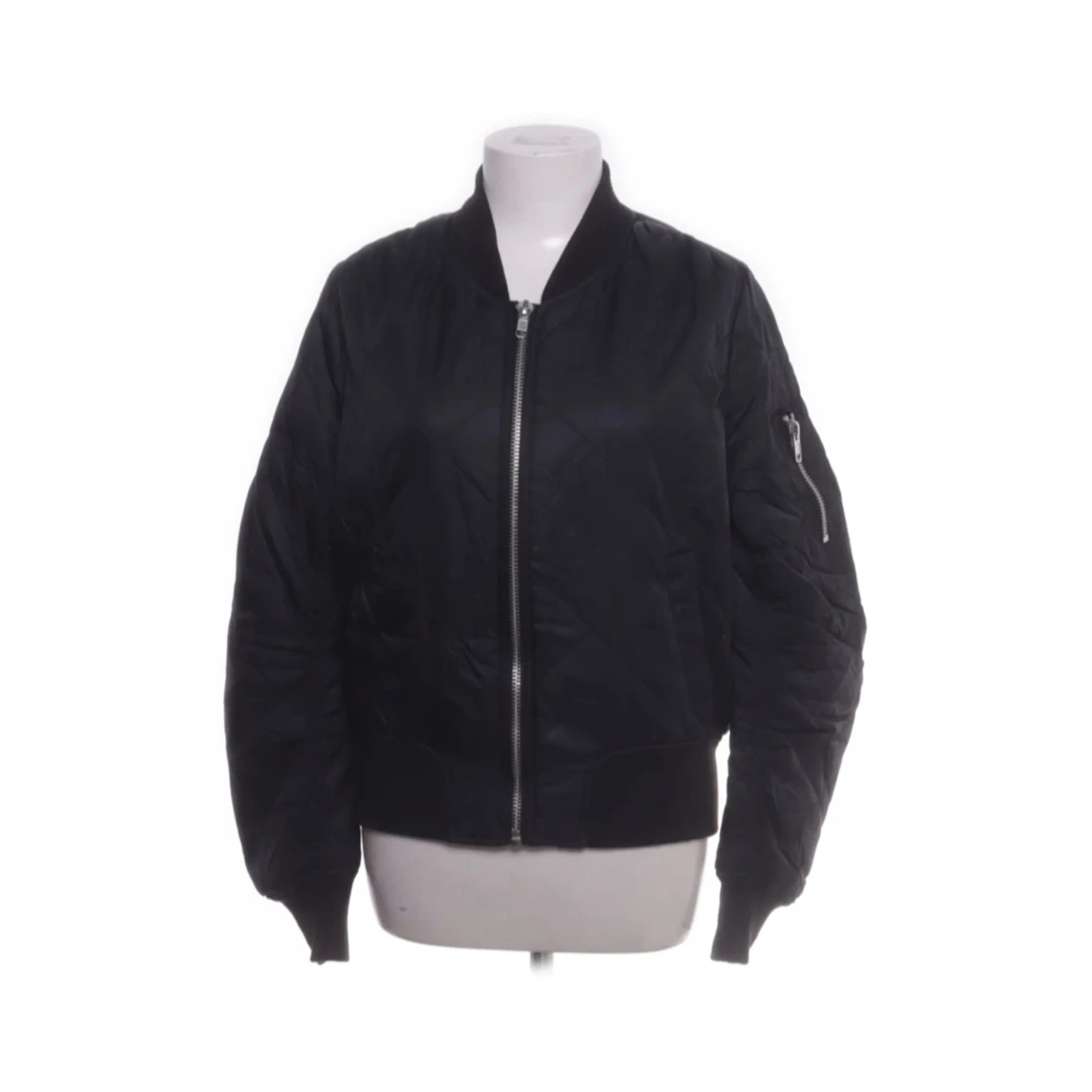 Svart bomberjacka med dragkedja