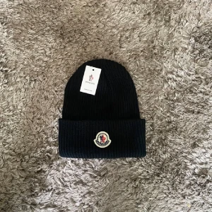 Monclear Beanie - Först till kvarn nypris 1100. Har kvitto