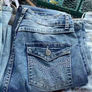 Blå jeans med broderade bakfickor - Snygga blå jeans med coola broderade detaljer på bakfickorna och knappstängning. Jeansen har klassisk femficksdesign och är tillverkade i slitstarkt denim. Perfekta för dig som gillar en avslappnad och tidlös look.