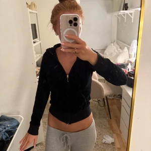 Juicy couture zip  - Juicy tröja med zip och luva, gammal modell, storlek XS 💕 Paljetter på ryggen 