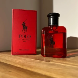 Polo Red Eau de Toilette 75ml - Polo Red från Ralph Lauren är en ikonisk herrparfym i en snygg röd glasflaska med svart kork och klassisk polospelare-logga. Flaskan rymmer 75 ml och kommer i en matchande röd kartong. Doften är fräsch och energisk, perfekt för dig som gillar stilrena och sportiga vibbar.