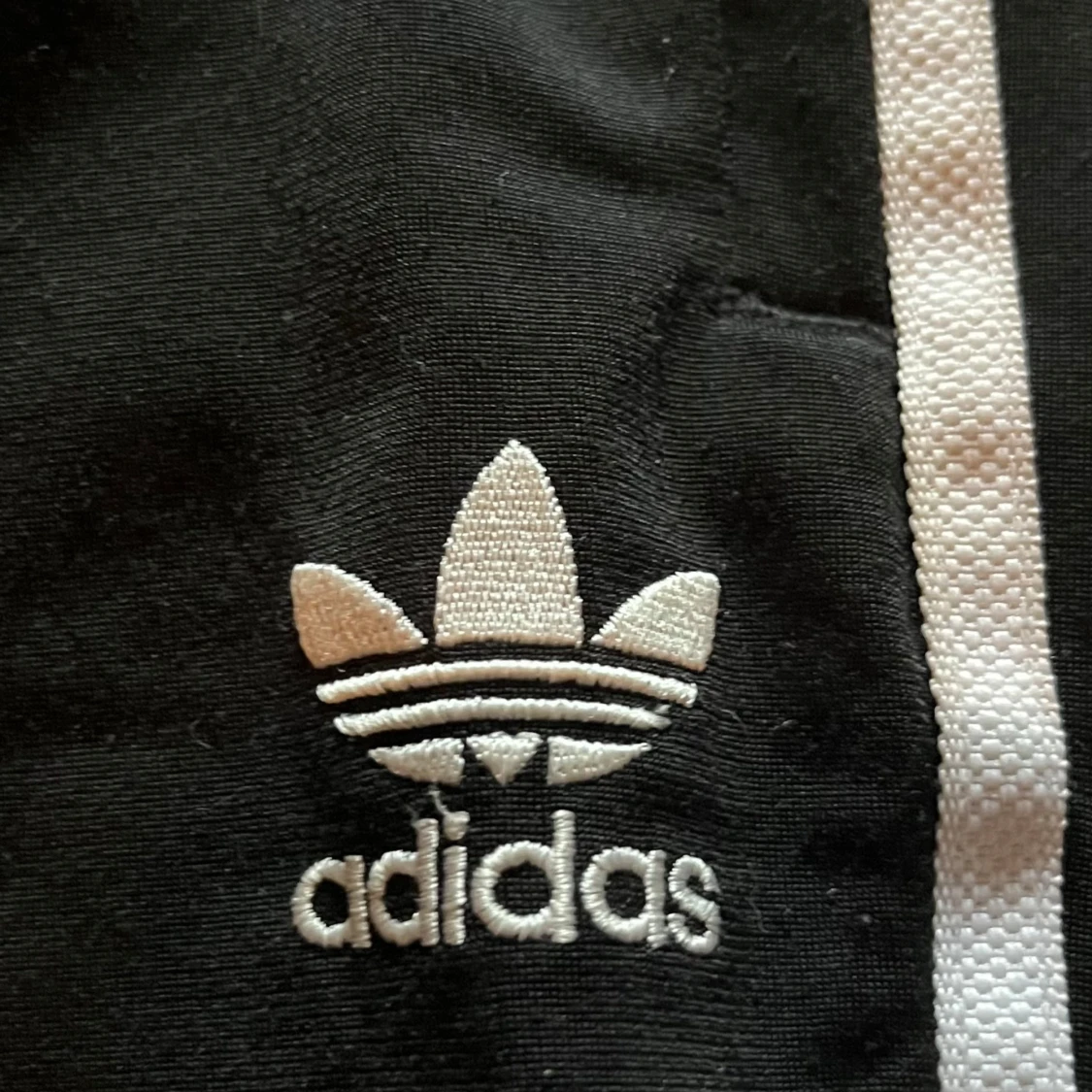Svarta Adidas byxor med vita ränder - 1