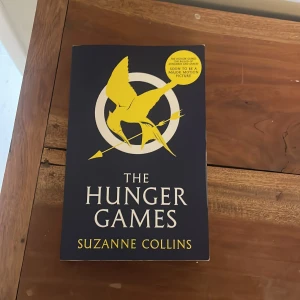 The Hunger Games - En spännande och actionfylld bok om Katniss Everdeen som tvingas kämpa för sitt liv i en brutal tävling där bara en kan överleva. Perfekt för dig som gillar dystopiska berättelser, starka karaktärer och nervkittlande äventyr.