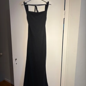 Svart långklänning  - En svart fin långklänning i storlek XS från SHEIN, aldrig använd🌼