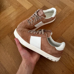 Valentino Flycrews  - Valentino Flycrews i riktig bra skicka, st 41, inget og medföljer endast skorna ! Färgen e mörk rosse/brun,  Om du har frågor eller funderingar bara hör av dig :) 