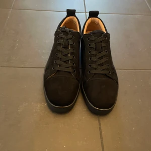 Svarta sneakers från Christian Louboutin - Snygga svarta sneakers i mocka från Christian Louboutin med klassisk röd sula och diskret logga. Pris kan diskuteras i snabb affär 