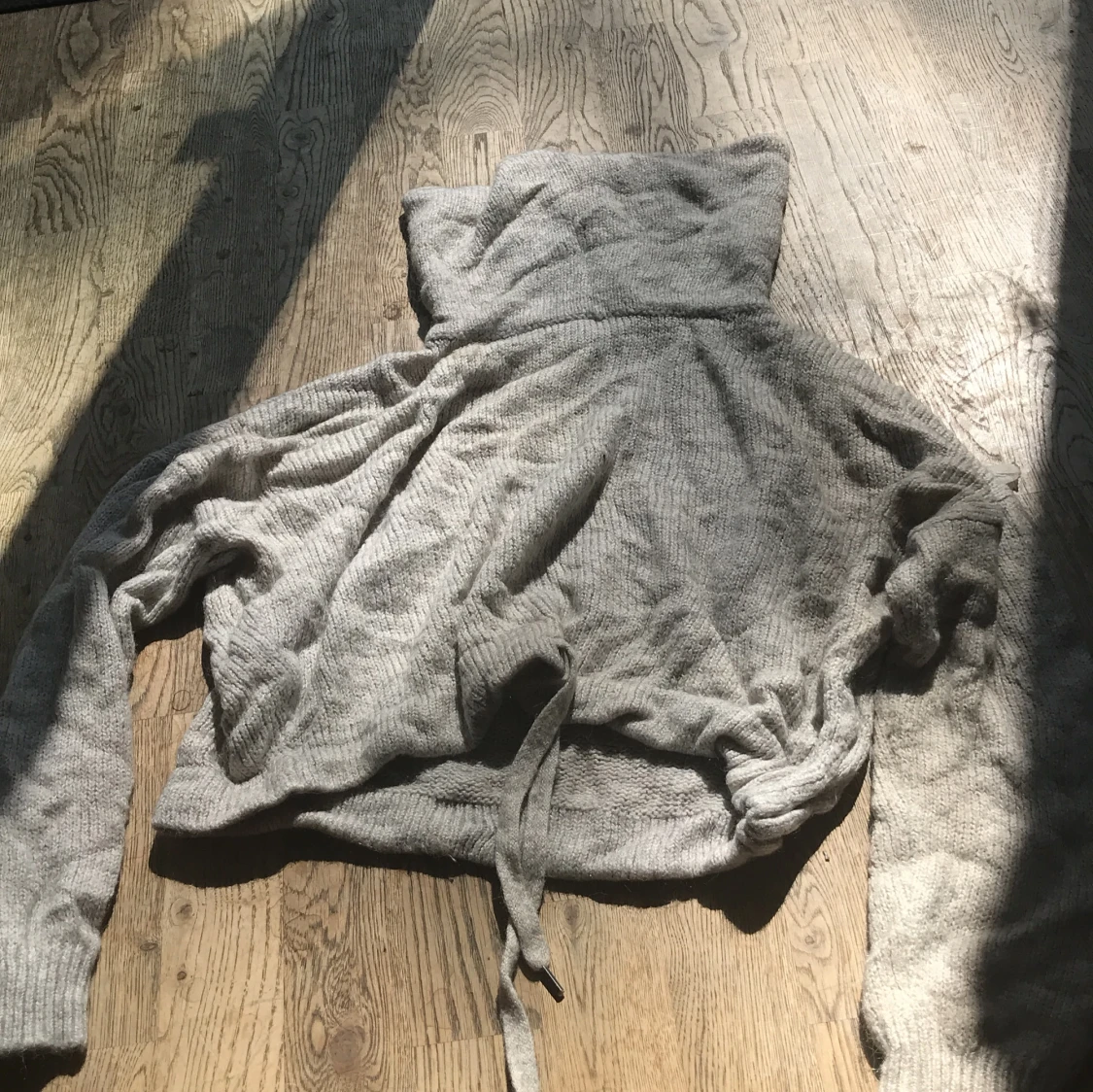 Grå stickad polotröja med knyt 