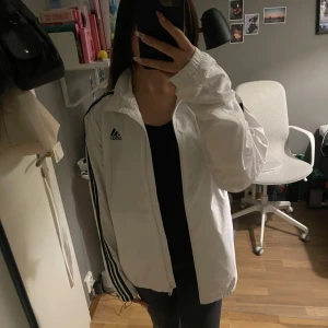 Adidas jacka  - Säljer en skitsnygg adidas jacka som jag har köpt i Japan💕 den är helt ny, jag har aldrig använt den men prislappen är klippt. 