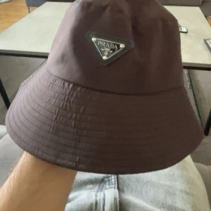 Prada hat - Använt några gånger pris kan diskuteras 