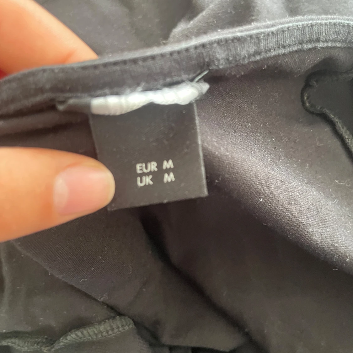 Svart v-ringad topp i bomull M - 2