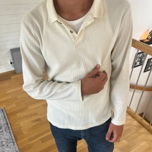 Ljusbeige tröja med krage - Snygg ljusbeige tröja i väldigt bra skick! Perfekt nu inför hösten och passar med vilka byxor som helst  Skriv gärna privat om du har frågor eller vill ha fler bilder!