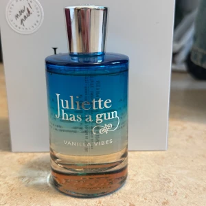 Juliette Has a Gun Vanilla Vibes 100ml - Parfymen Vanilla Vibes från Juliette Has a Gun i en snygg glasflaska med blå, beige och orange toning samt silverfärgad kork. Eau de Parfum, 100 ml. Doften har tydliga vaniljvibbar och levereras i originalkartong. (Använt bara få sprutar) 😄