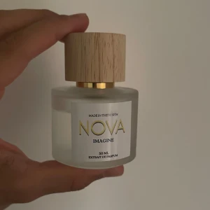 NOVA Imagine Extrait de Parfum 50ml - Väldigt fräsch, ungefär 40 ML kvar. Ordinarie pris 349kr, mitt pris 200.     Se bild 4 för noterna 