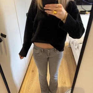 Grå bootcut jeans från LTB Molly - Säljer ett par supersnygga gråa lågmindjade LTB jeans. Har inga defekter då de använts väldigt sparsamt! Säljer pågrund av att jag inte använder dom så mycket längre.💗