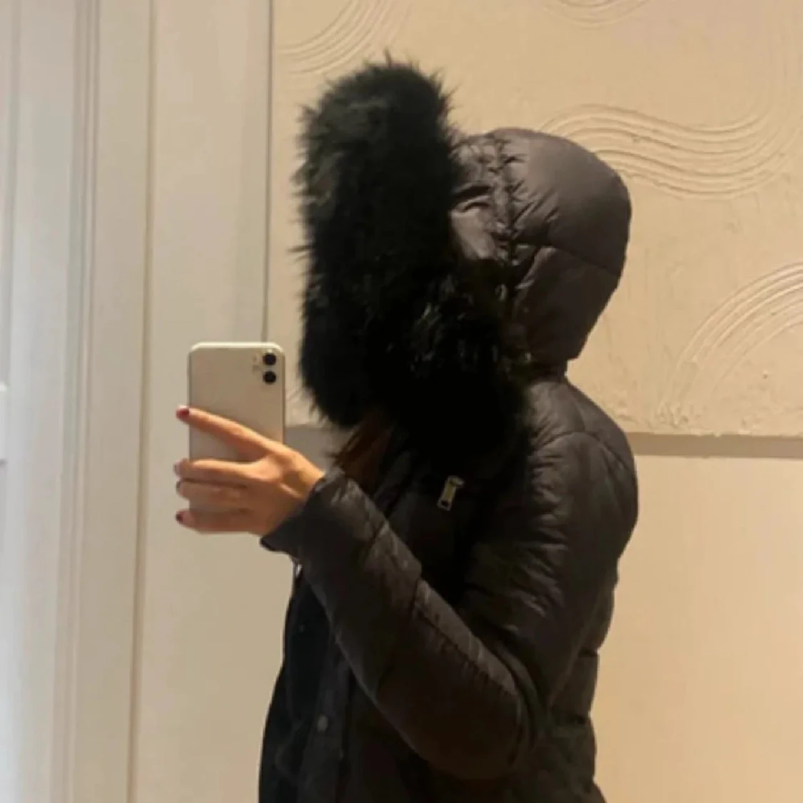 Svart lång pufferjacka med pälsluva - 1