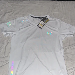 Reflective t-shirt - Nyköpt oanvänd tröja som reflekterar i mörkret 