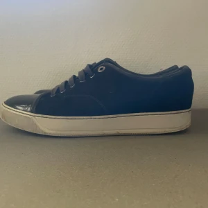 Lanvin  - Säljer ett par lanvin i uk 6 i färg marinblå (ser svarta ut pga ljuset) skorna är i okej skick och har lite små defekter. Nypris 5000 mitt pris 2099 hör gärna av er för frågor