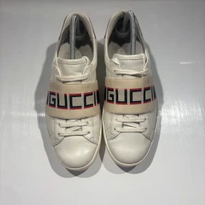 Gucci skor - Hej! Säljer nu mina skor från märket Gucci, storlek 41 bra skick,. Tveka inte på att höra av dig om du har frågor eller funderingar kring skorna! 