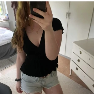 Svart topp med volangärm - Supersöt svart topp med v-ringning och volangdetaljer. Knappt använd! Jätte bra skick! Säljer en likadan i rött också, Hör av dig om du undrar något 💘💘