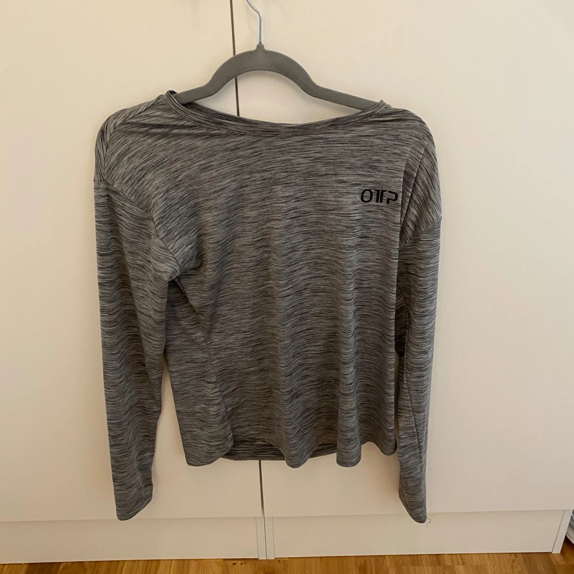 Grå långärmad träningströja OTP
