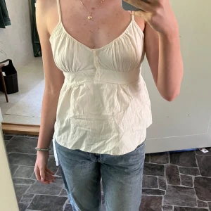 Brandy Melville linne  - Linne från Brandy Melville!  Jättefint skick!  Det står ingen storlek men skulle säga S. 