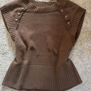 Brun stickad topp från Rabalder - Supersnygg stickad vest från rabalder. Den är superskön och snygg att bära. 