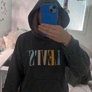 Levi’s huvtröja - Fin Levi’s huvtröja i storlek S. Lite luddig, men syns inte så mycket☺️💕