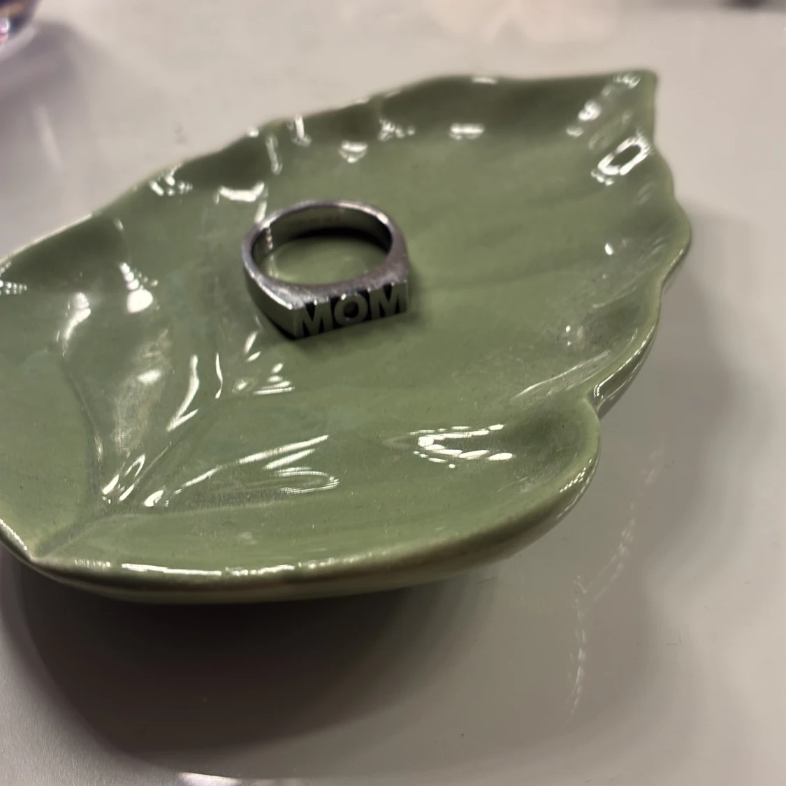 silvrig ring med ”MOM” text från edblad  - 2