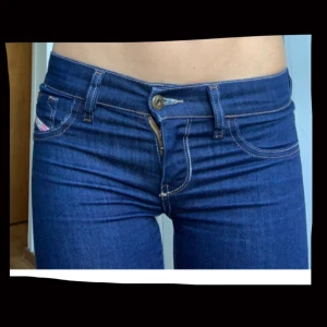 Diesel jeans - Säljer ett par mörkblå jeans från Diesel med bootcut passform och låg midja. De är köpta second hand och sitter snyggt och bra! Dem är även i mycket bra skick. Hör gärna av er vid frågor eller intresse och kolla gärna in resten jag säljer!