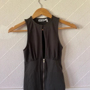 Weekday topp - I strl XS. Den är mörkgrön men ser svart ut på bilden!