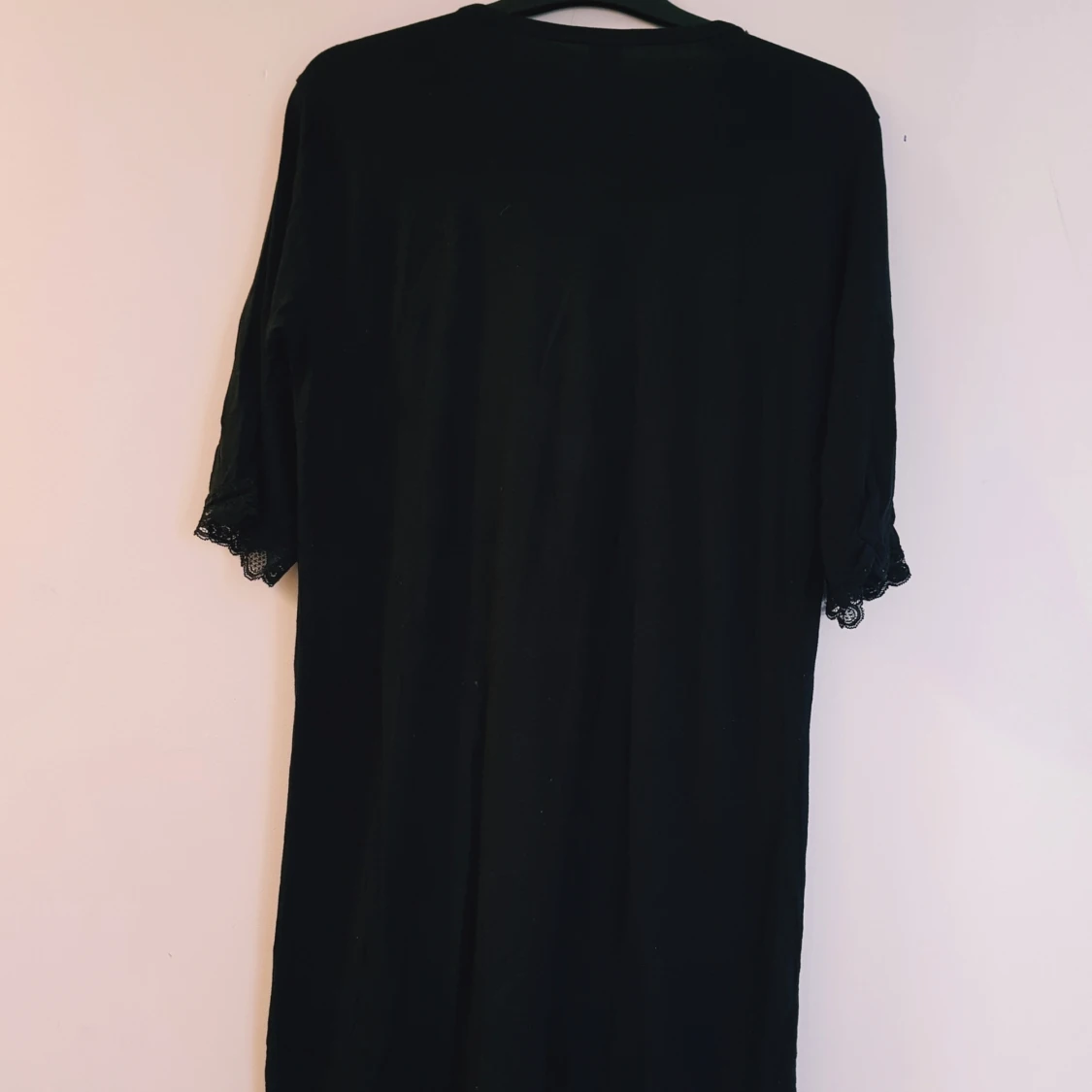 Svart tunika med spetsdetaljer från fashion strl L - 1