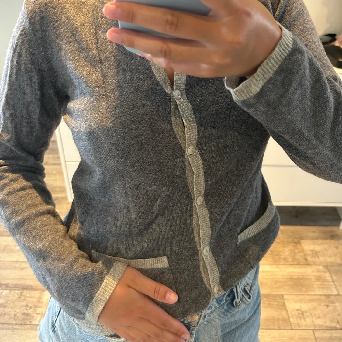 Grå kofta med knappar och fickor - 2