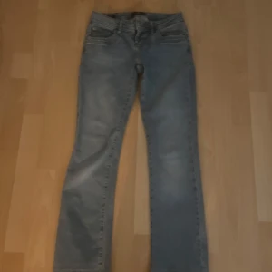 LTB Valerie blå jeans bootcut - Säljer ett par klassiska blå jeans från LTB, modell Valerie. Jeansen har bootcut-ben, fem fickor och normal passform. Snygg tvättad blå färg och tillverkade i mjukt jeanstyg. Perfekta till sneakers eller boots.