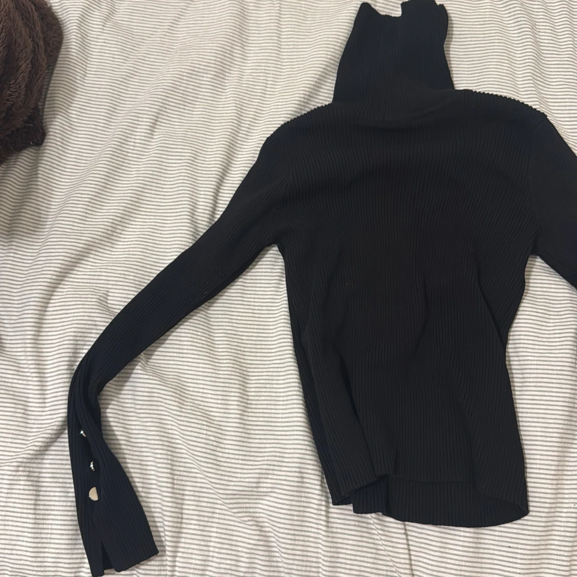 Svart ribbad polotröja med knappar - 3