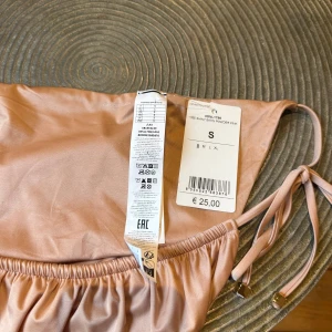 Bikinitrosor - Rosa bikini från calzedonia i storlek S.  Helt oanvända och köpta i Frankrike för 2 dagar sedan och jag hann aldrig lämna tillbaka dom innan jag åkte hem. Prislappen sitter kvar!