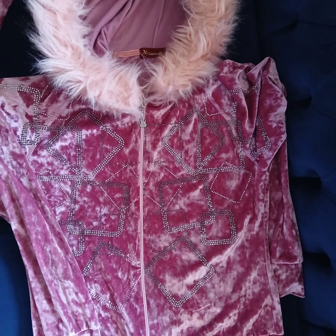 Rosa sammetstracksuit med fuskpäls🎀 - 2