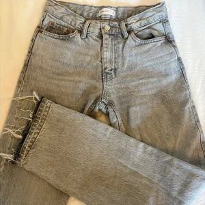 Grå midrise jeans från gina - Jeans som inte passar mig längre från Gina tricot i straight midrise modell har sprätt upp kanten.