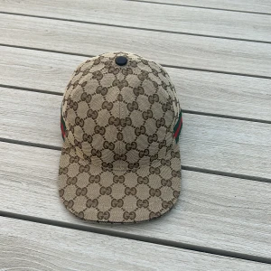 Beige gucci keps - En helt ny beige Gucci keps. Inga tillbehör kommer, endast kepsen. Storlek S.