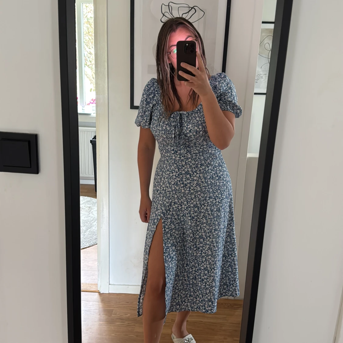 Blommig blå långklänning med slits - 4