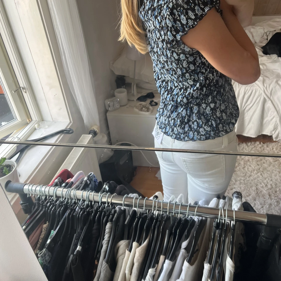 Blommig smockad topp med volangärm - 3